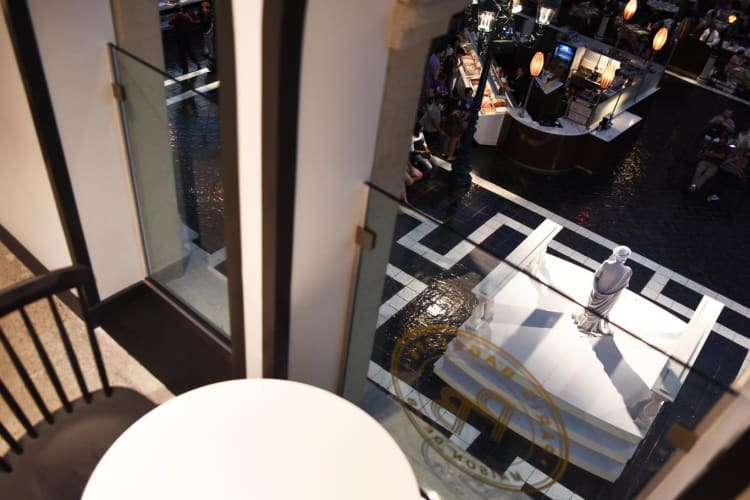 Paris Baguette interior with view